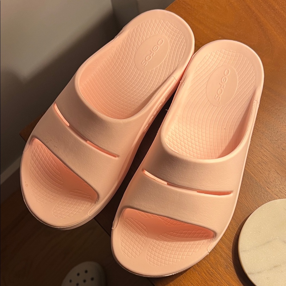 OOFOS Women's Light Pink Comfort Sandals